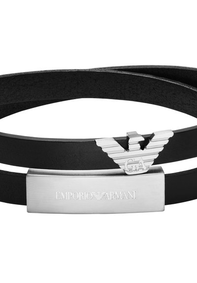 Bracelet en cuir noir avec deux lanières superposées, doté d'un fermoir logo en métal argenté et du nom de la marque gravé.