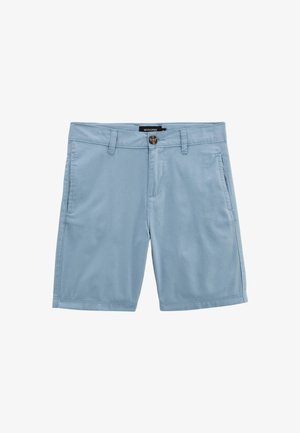 Shorts bleu clair en tissu doux, avec une fermeture à bouton à l'avant, des passants de ceinture et deux poches latérales. Texture lisse et unie sans motifs.