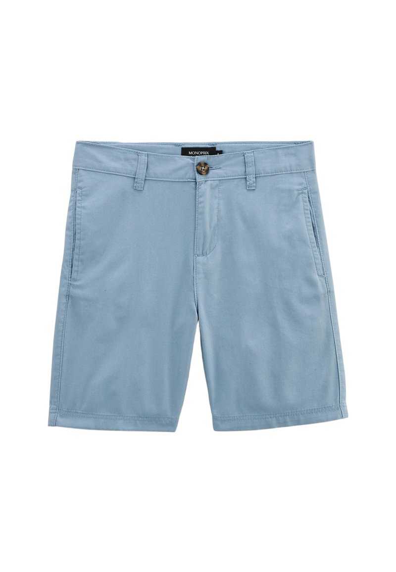 Shorts bleu clair en tissu doux, avec une fermeture à bouton à l'avant, des passants de ceinture et deux poches latérales. Texture lisse et unie sans motifs.