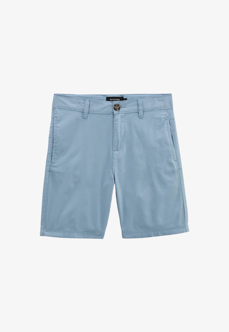 Shorts bleu clair en tissu doux, avec une fermeture à bouton à l'avant, des passants de ceinture et deux poches latérales. Texture lisse et unie sans motifs.