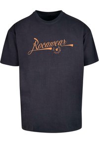 Juodas medvilnės marškinėliai su apvalia iškirpte. Krūtinėje yra oranžinė "Rocawear" logotipas ir apvalus dizainas.