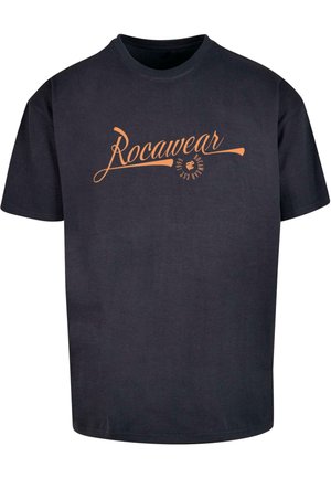 Čierne tričko vyrobené z bavlny s okrúhlym výstrihom. Na hrudníku má oranžové logo "Rocawear" a kruhový dizajn.