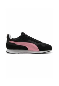 Zwarte sport sneaker met roze accenten, gemaakt van suède en mesh. Heeft een ronde neus, vetersluiting en een getextureerde zool.