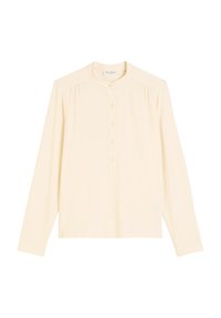 Lange mouwen, off-white blouse met een ronde kraag, een knoopsluiting aan de voorkant en kleine plooien op de schouders. Zachte, gladde stof textuur.