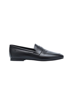 Mocassin en cuir noir avec un petit talon et une bride décorative sur le dessus, vu de côté sur fond blanc.
