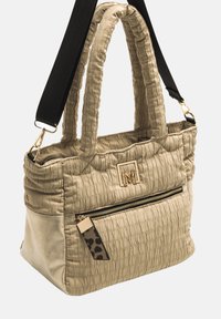 Bolso de mano beige texturizado con dos asas y una correa negra desmontable. Presenta un bolsillo delantero con cremallera y un acento de estampado de leopardo, además de herrajes dorados.