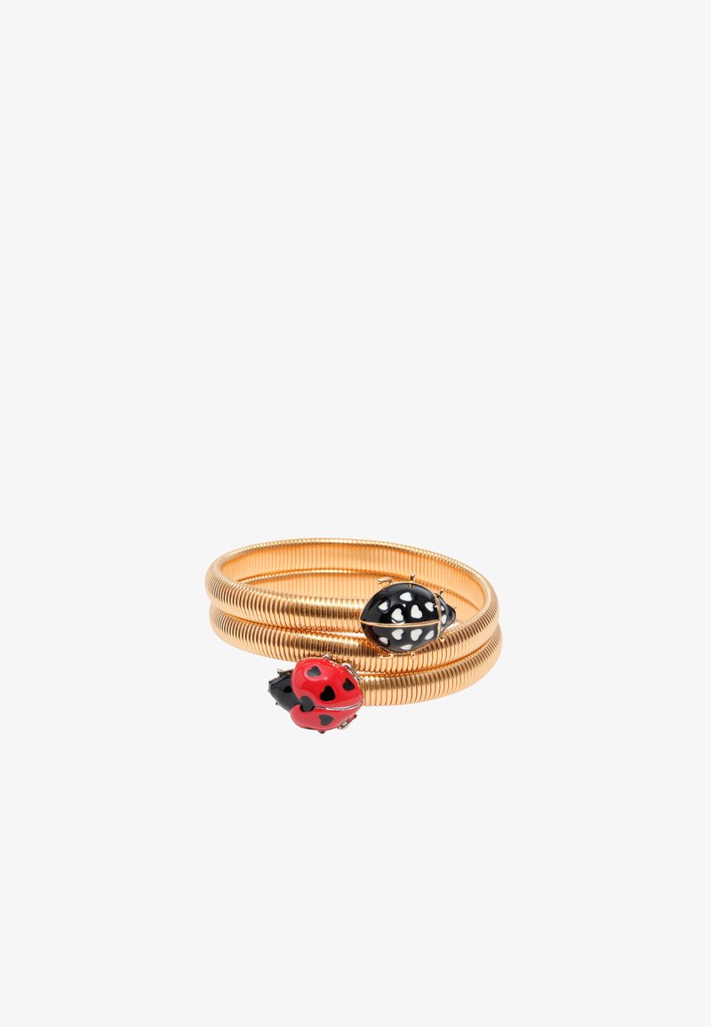 Gouden, gewikkelde armband met rode en zwarte lieveheersbeestjes met hartvormige details, een gladde textuur en een gepolijste afwerking.