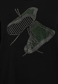 Schwarzes T-Shirt mit einem Design von zwei glitzernden Schuhen, die aus kleinen silbernen und grünen Strasssteinen bestehen, mit glatter Textur und angepasster Form.