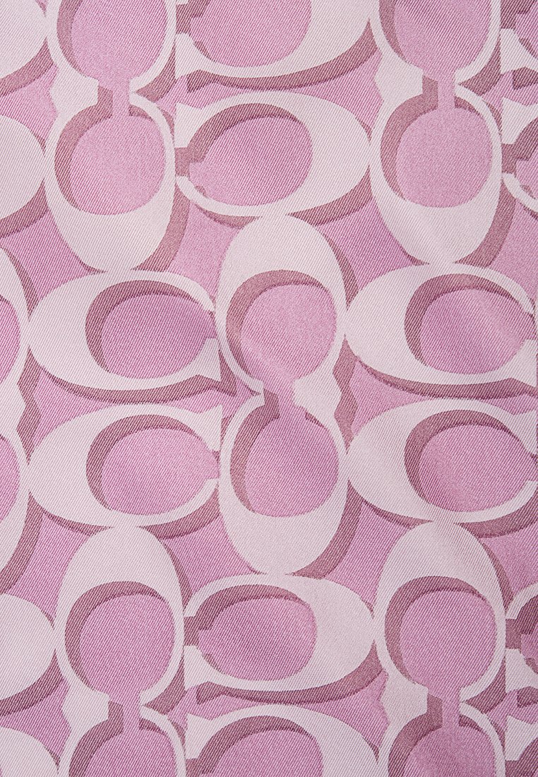 Tissu rose clair avec un motif de cercles abstraits superposés dans des nuances de rose variées. Texture subtile visible sur l'ensemble du matériau.