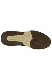 Semelle extérieure en caoutchouc brun avec une surface texturée, présentant des rainures pour une meilleure adhérence, et une semelle intermédiaire crème avec un détail de marque.