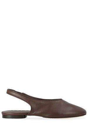 Scarpa bassa slingback in pelle marrone con punta chiusa a mandorla e tacco basso nero su sfondo bianco.