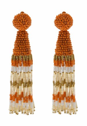 Orange-, weiße und goldene Quastenohrringe mit runden Oberteilen und fransigen hängenden Strängen auf weißem Hintergrund.