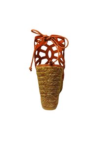 Sandal con tacco alto arancione, con tomaia in pelle a taglio e texture in giuta intrecciata sul tacco a zeppa. Presenta un design con lacci e una suola resistente.