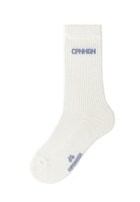 Calzino bianco in cotone con texture a coste, con logo "CPNHGN" in azzurro chiaro sul polsino e marchio aggiuntivo sulla suola.