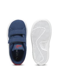 Adidași navy blue cu un superior din textil moale, având două benzi Velcro, talpă din cauciuc albă cu un model în zigzag și accente roșii pe călcâi.