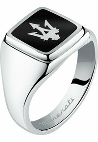 Sølvring med et firkantet sort onyx top, der har et hvidt Maserati-logo. Glat poleret skæft med indgraveret branding indeni.