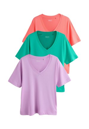 Trzy gładkie koszulki na krótki rękaw z dekoltem w serek w pastelowych kolorach: różowym, morskiej zieleni i lawendowym, ułożone jedna na drugiej, z koszulką w kolorze lawendy na wierzchu.