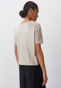 someday. KELUISE - T-Shirt basic - soft oat