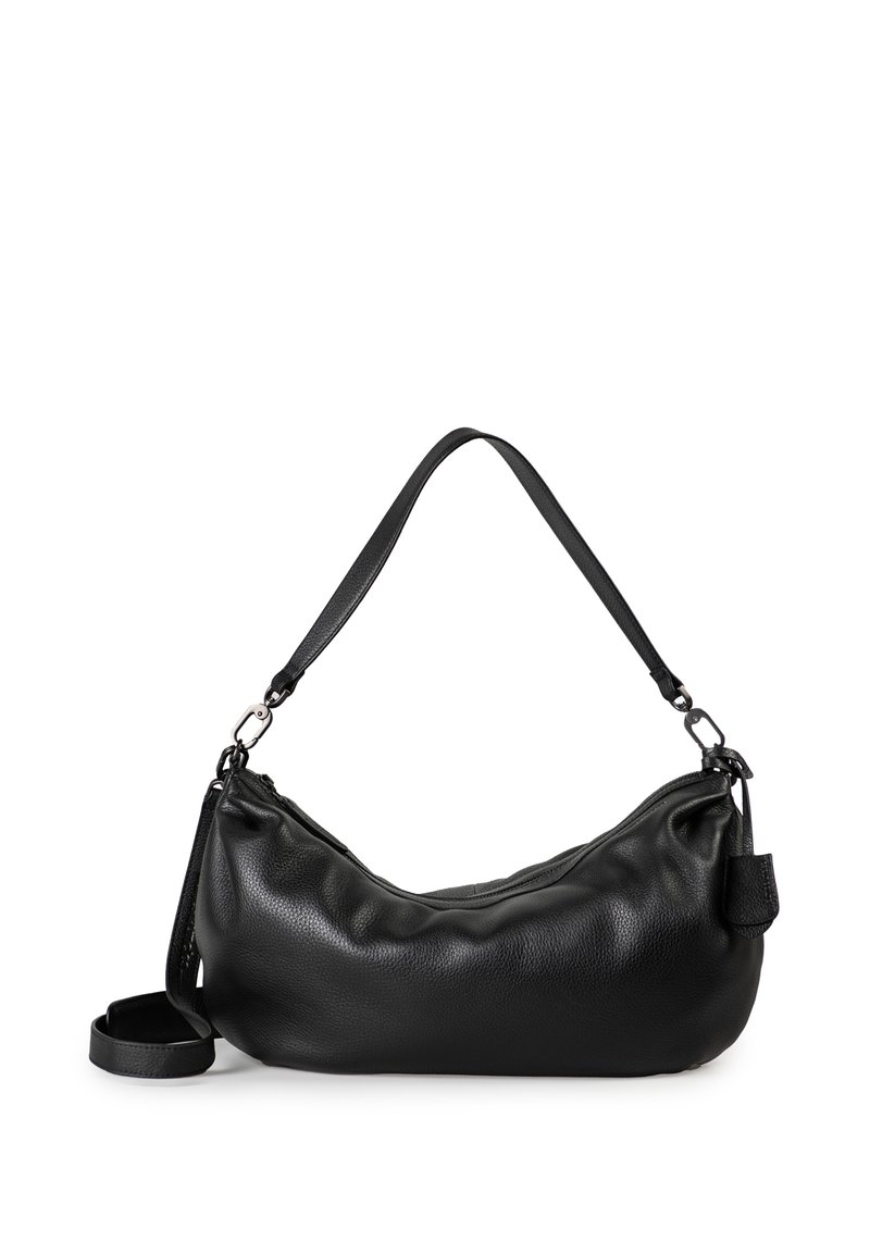 Zwarte leren schoudertas met een gebogen vorm, gestructureerd oppervlak, verstelbare hengsels en metalen hardwareaccenten. Ritssluiting aan de bovenkant.