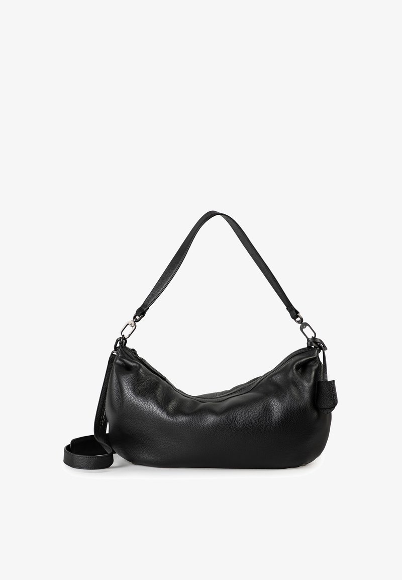 Zwarte leren schoudertas met een gebogen vorm, gestructureerd oppervlak, verstelbare hengsels en metalen hardwareaccenten. Ritssluiting aan de bovenkant.