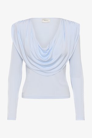 Šviesiai mėlynas ilgomis rankovėmis megztinis su drapiruotu kaklo iškirpimu ir aptempta liemeniu, pagamintas iš glotnios, šiek tiek blizgios medžiagos.