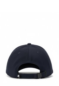 Casquette de baseball bleu marine vue de dos avec sangle réglable et petit logo blanc sur le côté gauche de la sangle.