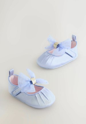 Svetlomodré saténové baletné topánky s plisovaným dizajnom, ozdobené priehľadnou modrou mašľou a kovovým akcentom, s mäkkou ružovou podšívkou.