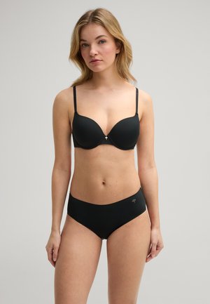 Reggiseno imbottito nero con spalline regolabili e una texture liscia, abbinato a slip a vita alta coordinati con un sottile accento di logo.