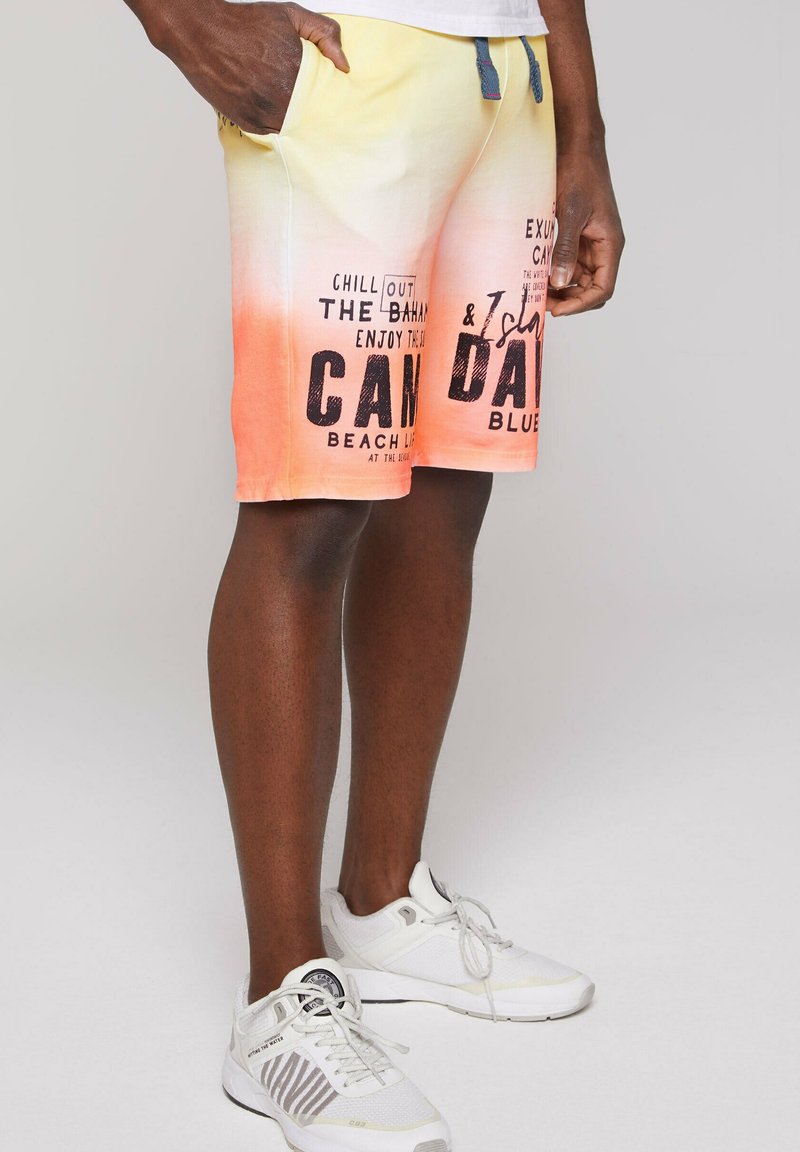 Camp David MIT LABEL PRINTS - Shorts - banana sun