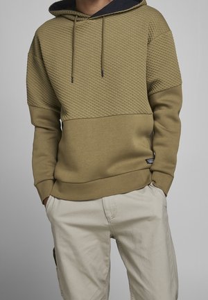 Felpa in maglia verde oliva con parte superiore trapuntata e parte inferiore liscia, dotata di cappuccio con cordino e polsini a coste.