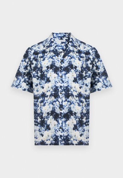Πουκάμισο με κοντά μανίκια και κουμπιά, με μπλε, λευκό και μαύρο αφηρημένο λουλουδάτο σχέδιο και γιακά τύπου κάμπινγκ.
