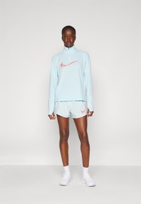 Nike Performance Langarmshirt - glacier blue/aster pink