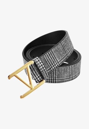 Opgerolde zwart-witte pied-de-poulemotief riem met gouden driehoekige metalen gesp op witte achtergrond.