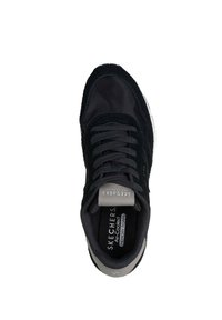 Schwarzer Sneaker mit einer Mischung aus strukturiertem Wildleder und Mesh-Materialien, ausgestattet mit einer gepolsterten Einlegesohle, flachen Schnürsenkeln und einem grauen Akzent auf der Zunge.