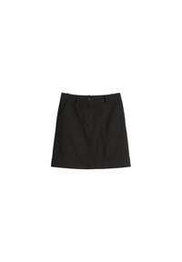 Zwarte katoenen rok met een rechte snit, voorzien van twee voorkruisen, een knoopsluiting en een zoom die net boven de knie zit.