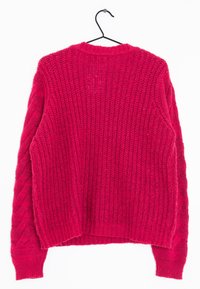 Sweter dzianinowy w intensywnym różowym kolorze, charakteryzujący się luźnym, teksturowanym splotem, ściągaczami przy mankietach i okrągłym dekoltem. Ma luźny krój z akcentami w formie splotu warkoczowego.