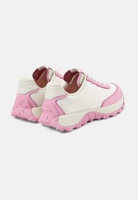 Sneaker bianchi e rosa con una tomaia testurizzata, suola rosa spessa e tallone rinforzato. Presenta accenti rosa e design con lacci.