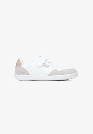 Zapatilla blanca de perfil bajo con detalles en ante beige, cierre con cordones en la parte frontal y una única correa de velcro sobre fondo blanco.
