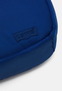 Levi's® MEDIUM BANANA SLING  EMBROIDERED BATWING UNISEX - Bolsa de cintura - navy blue