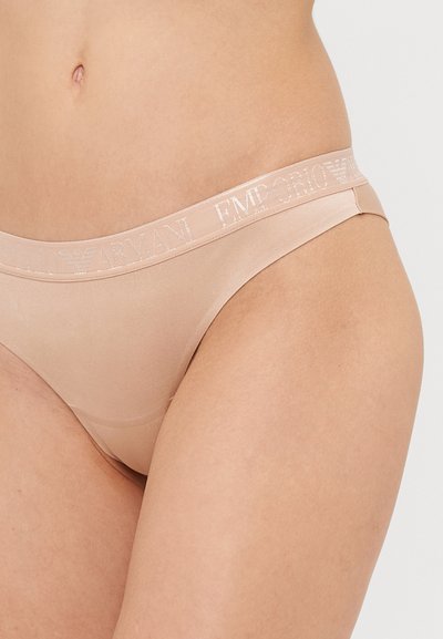 Nahé tangá nohavičky vyrobené z hladkého a elastického materiálu. Majú mäkký pás so saténovým povrchom, na ktorom je embosovaný logo "Emporio Armani".