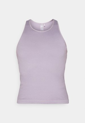 Lilafarget ribbet tanktop med høy hals og tettsittende silhuett. Glatt tekstur, ingen synlige mønstre eller dekorasjoner.