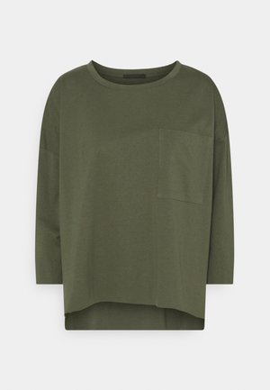 Olivově zelené volné tričko s třičtvrtinovými rukávy, kulatým výstřihem a kapsou na levé straně. Hladký bavlněný materiál.