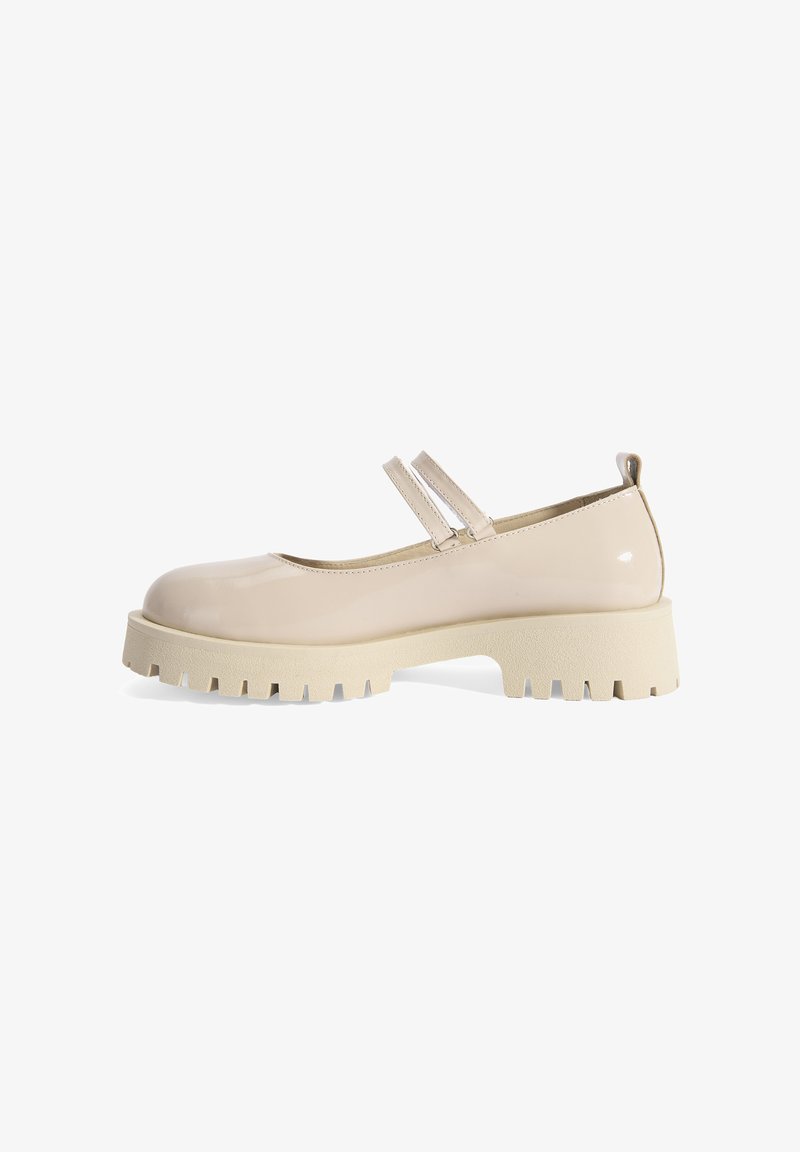 Beige gepatineerd leren Mary Jane schoenen met twee banden, ronde neus, dikke witte zool en gestructureerde groeven voor grip.