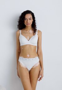 Guess CARRIE NEW BRAZILIAN - Fecskék - pure white