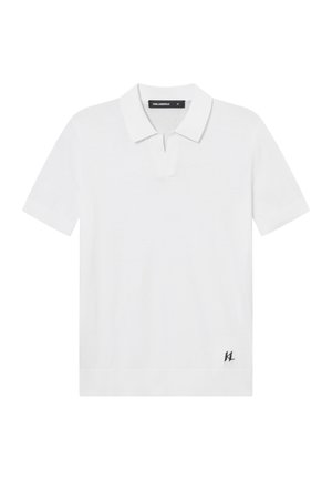 Biała koszulka polo z krótkim rękawem i kołnierzykiem, z czarnym logo "KL" w pobliżu dolnego brzegu po prawej stronie z przodu.