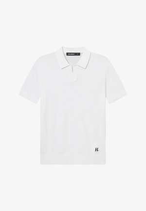 Wit polohemd met korte mouwen, kraag en een zwart "KL"-logo nabij de onderzoom aan de voorkant, rechterzijde.