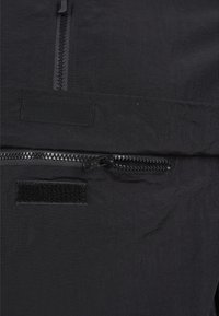 Urban Classics CRINKLE NYLON PULL OVER  - Tuulejope - black/white