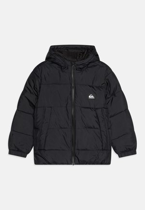 Chaqueta puffer negra con capucha, que cuenta con una cremallera frontal, puños elásticos y un pequeño parche de logo en el pecho. Diseño ligero y acolchado.