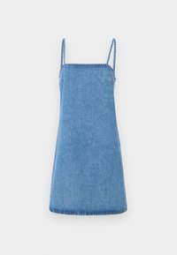 Denim-mekko vaaleansinisessä värissä, jossa on ohuet säädettävät olkaimet, tiukka yläosa ja leveähelmainen hame, jonka reunoilla on näkyvää ommelta.