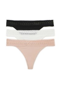 Trois paires de strings : noir, blanc et nude. Chacune dispose d'une bordure en dentelle le long de la taille et est fabriquée en tissu lisse et extensible.